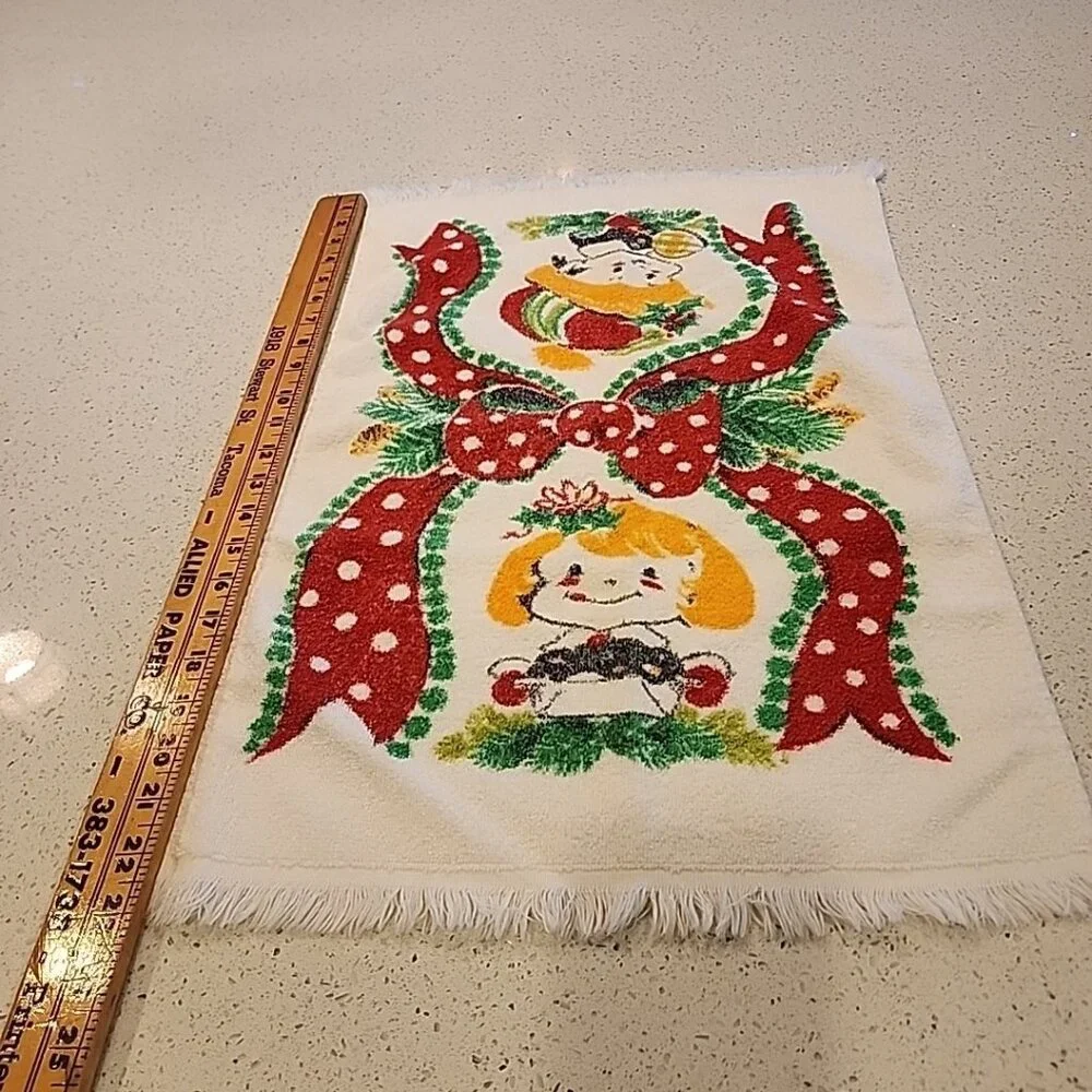 Vintage Kitschy CHRISTMAS Boy & Girl Feliz Navidad Decorative Kitchen Towel
